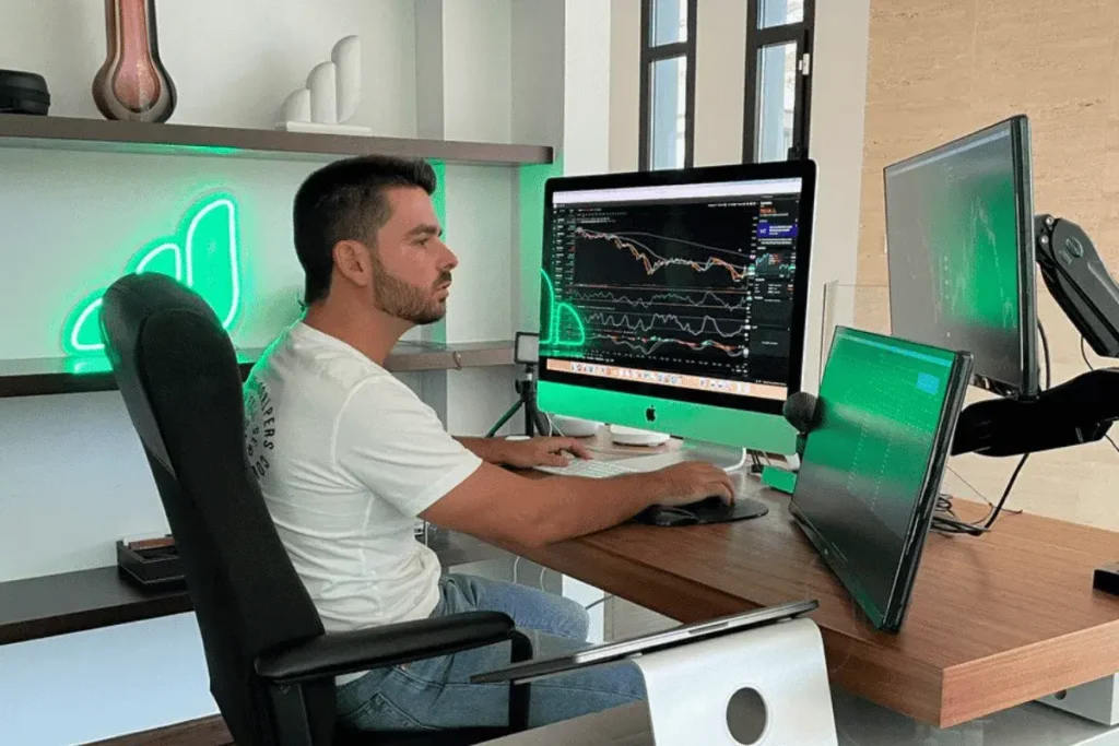 Enrique Moris operando en directo desde su ordenador como parte de la formación Tradeando