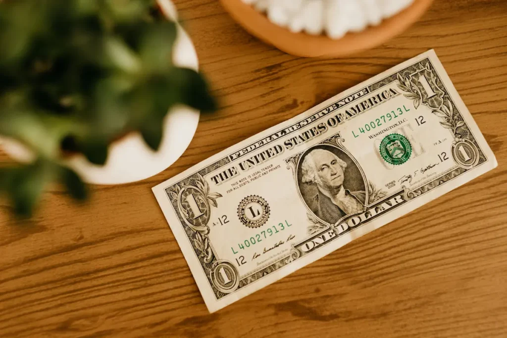 billete de un dólar sobre una mesa de madera