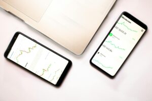 Trading con IA: crear Pine Script, alertas y automatización segura